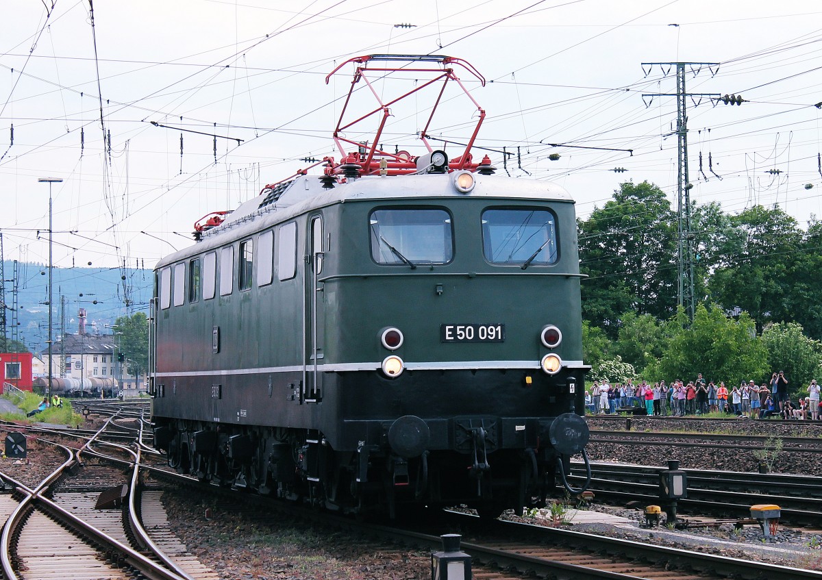 Nachschuss auf E50 091 die am 08.06.2013 an der Groen Fahrzeugparade im DB Museum Koblenz-Ltzel Teil nahm.