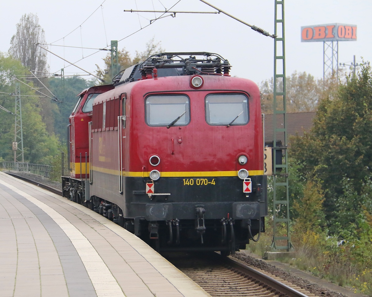 Nachschuss auf die EBM Überführung der 140 070-4, die am 02.10.2014 von der EBM 202 330-7 in Richtung Seelze durch Hannover Linden-Fischerhof gezogen wurde.