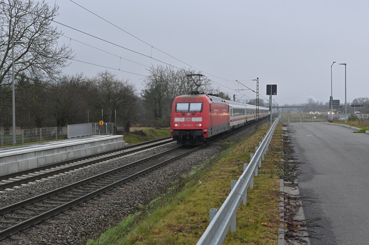 Nachschuß auf den EC nach Graz an dessen Ende die 101 125 schiebend ist. 14.12.2021