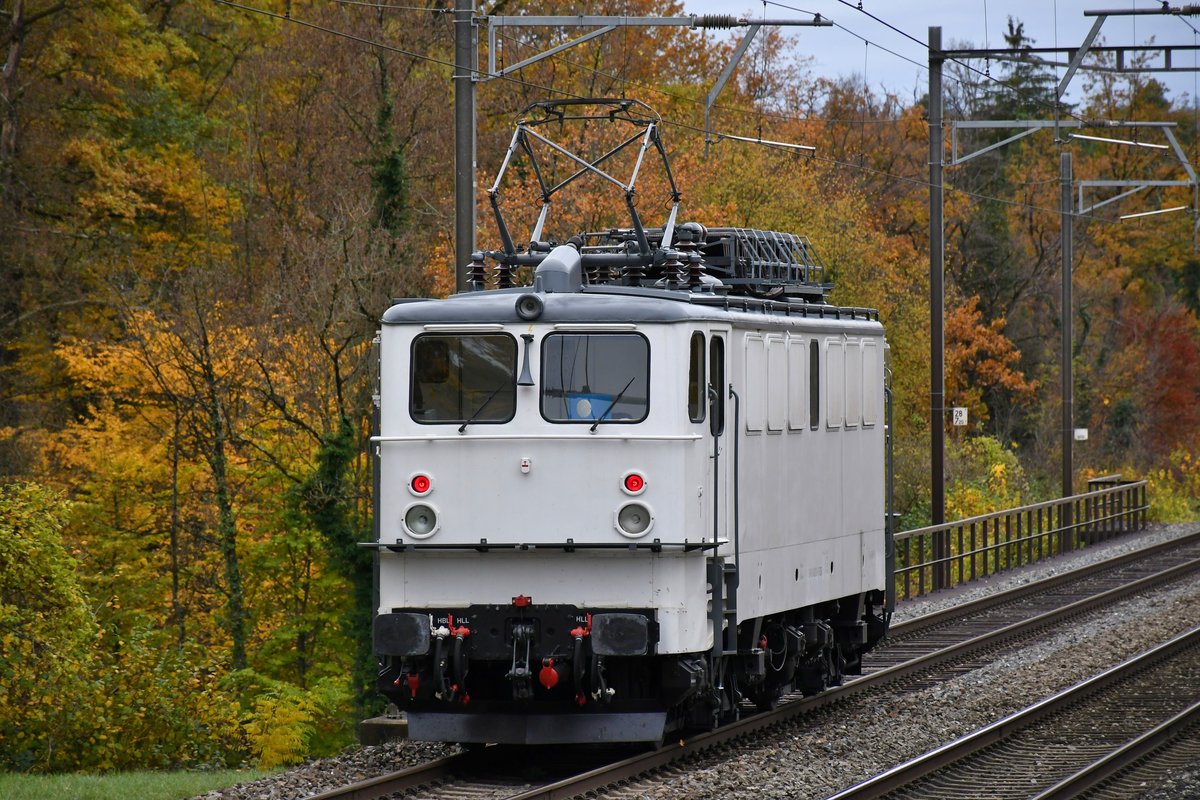Nachschuss auf EDG 142 103-1 als Lokzug von Rapperswil kommend nach Basel unterwegs, aufgenommen bei Turgi AG am 03.11.2020.