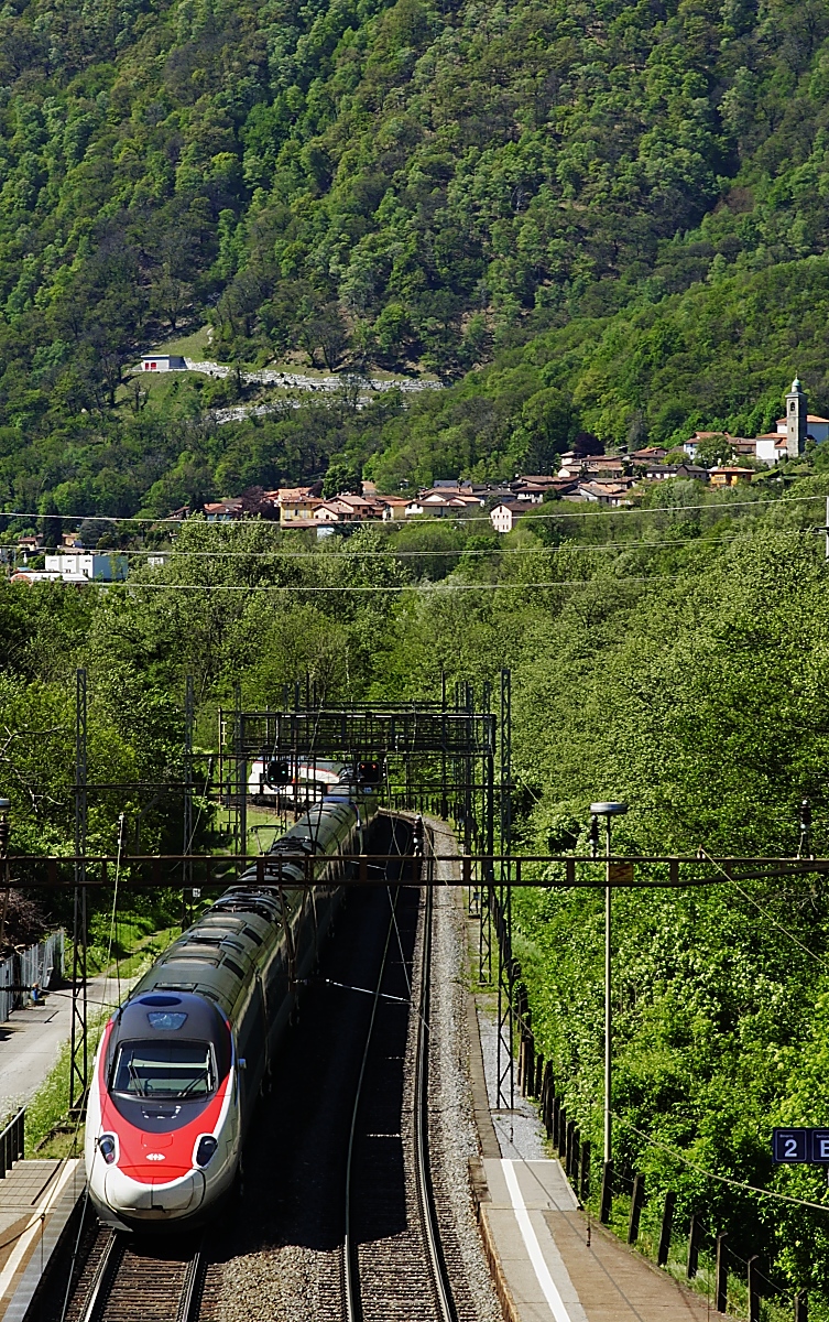 Nachschuss auf ein ETR 610-Doppel, das am 06.05.2019 Mezzovico mit dem EC 15 von Zürich HB nach Venezia Santa Luzia durchfährt