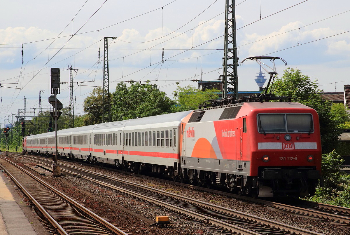 Nachschuss auf ein IC-120-Sandwich mit der  Märklin-Lok  120 112-8 am Zugschluss in Düsseldorf-Oberbilk am 25.05.2014