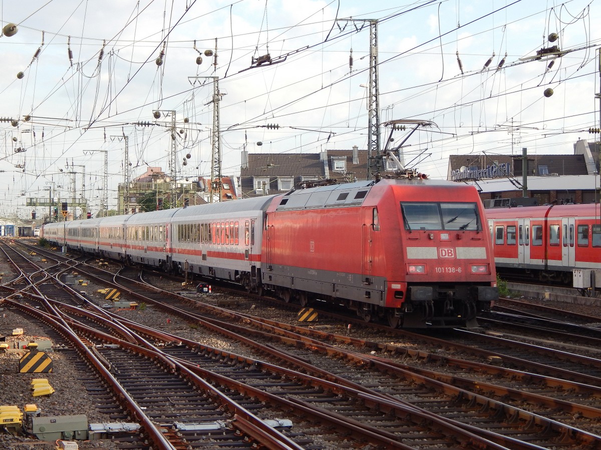 Nachschuss auf einem Zug auf ein IC Sandwich in Gleisfeld des Kölner Hbf. Vorne zieht 120 137-5 und hinten schiebt 101 138-6. 

Köln 29.06.2015