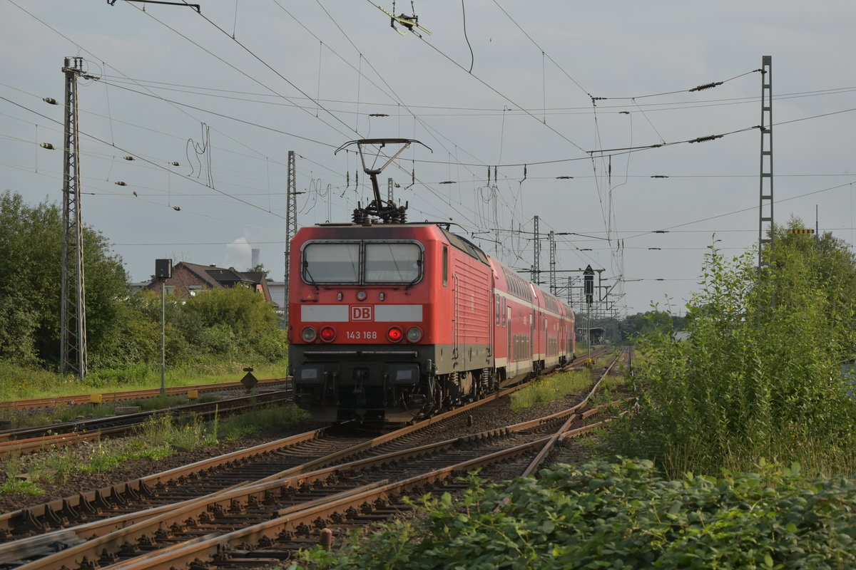 Nachschuß auf einen von der 143 168 geschobenen RB 27 bei der Einfahrt in Grevenbroich. Der Dostockzug ist auf dem Weg nach Koblenz am heutigen Mittwoch den 16.8.2017