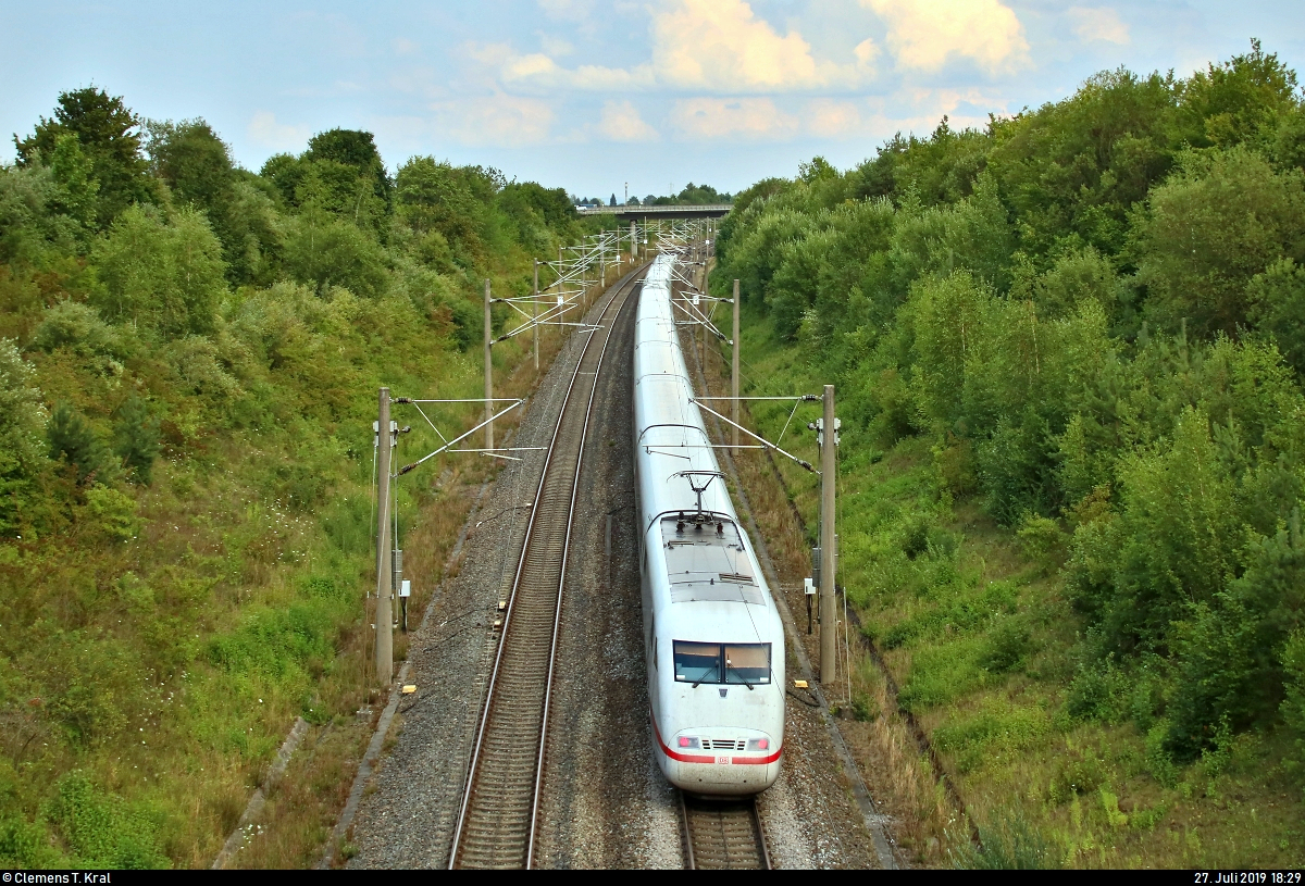 Nachschuss auf einen 401 als ICE 579 (Linie 22) von Hamburg-Altona nach Stuttgart Hbf, der bei Markgröningen bzw. Schwieberdingen auf der Schnellfahrstrecke Mannheim–Stuttgart (KBS 770) fährt.
Aufgenommen von einer Brücke.
[27.7.2019 | 18:29 Uhr]