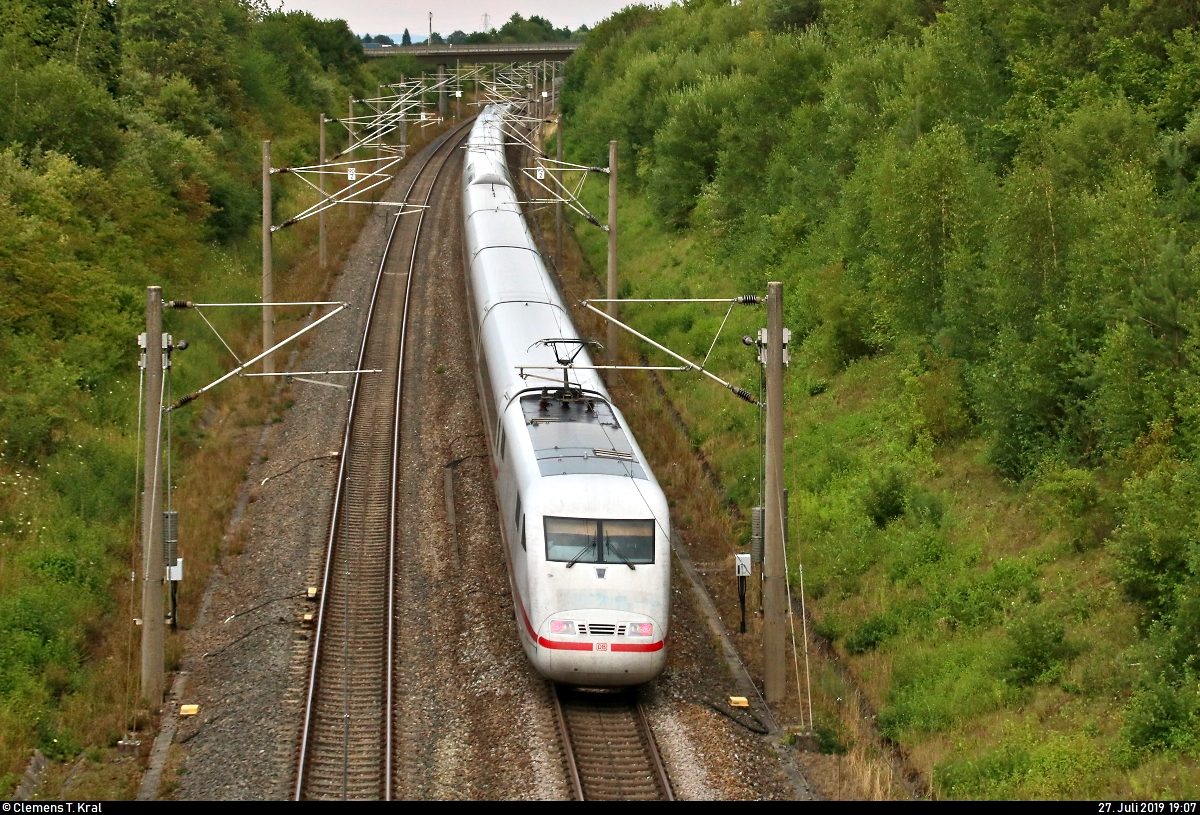 Nachschuss auf einen 401 als ICE 691 (Linie 11) von Berlin Gesundbrunnen nach München Hbf, der bei Markgröningen bzw. Schwieberdingen auf der Schnellfahrstrecke Mannheim–Stuttgart (KBS 770) fährt.
Aufgenommen von einer Brücke.
[27.7.2019 | 19:07 Uhr]

Bild durchlief die Selbstfreischaltung (mangelhafte Qualität).