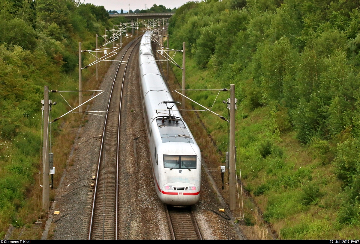 Nachschuss auf einen 401 als ICE 691 (Linie 11) von Berlin Gesundbrunnen nach München Hbf, der bei Markgröningen bzw. Schwieberdingen auf der Schnellfahrstrecke Mannheim–Stuttgart (KBS 770) fährt.
Aufgenommen von einer Brücke.
[27.7.2019 | 19:07 Uhr]

Bild durchlief die Selbstfreischaltung (mangelhafte Qualität).