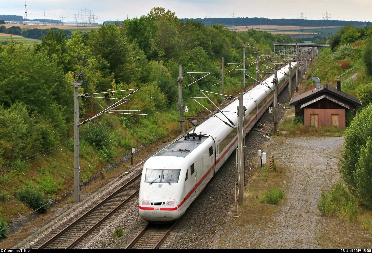 Nachschuss auf einen 401 als ICE 596 (Linie 11) von München Hbf nach Berlin Hbf (tief), der die Überleitstelle (Üst) Markgröningen Glems auf der Schnellfahrstrecke Mannheim–Stuttgart (KBS 770) passiert.
Aufgenommen von einer Brücke.
[28.7.2019 | 15:08 Uhr]