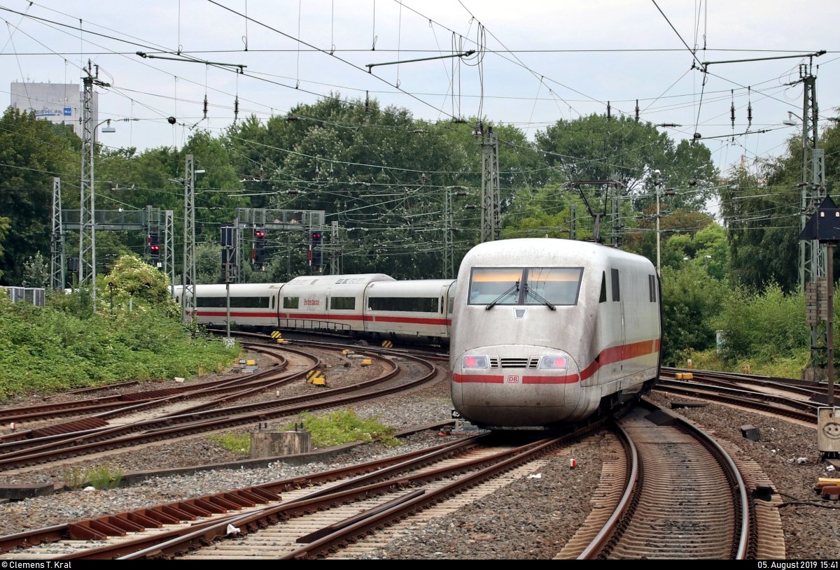Nachschuss auf einen 401 als verspäteter ICE 980 (Linie 25) von München Hbf nach Hamburg-Altona, der Hamburg Hbf auf Gleis 12 verlässt.
Aufgenommen von Bahnsteig 7/8.
[5.8.2019 | 15:41 Uhr]