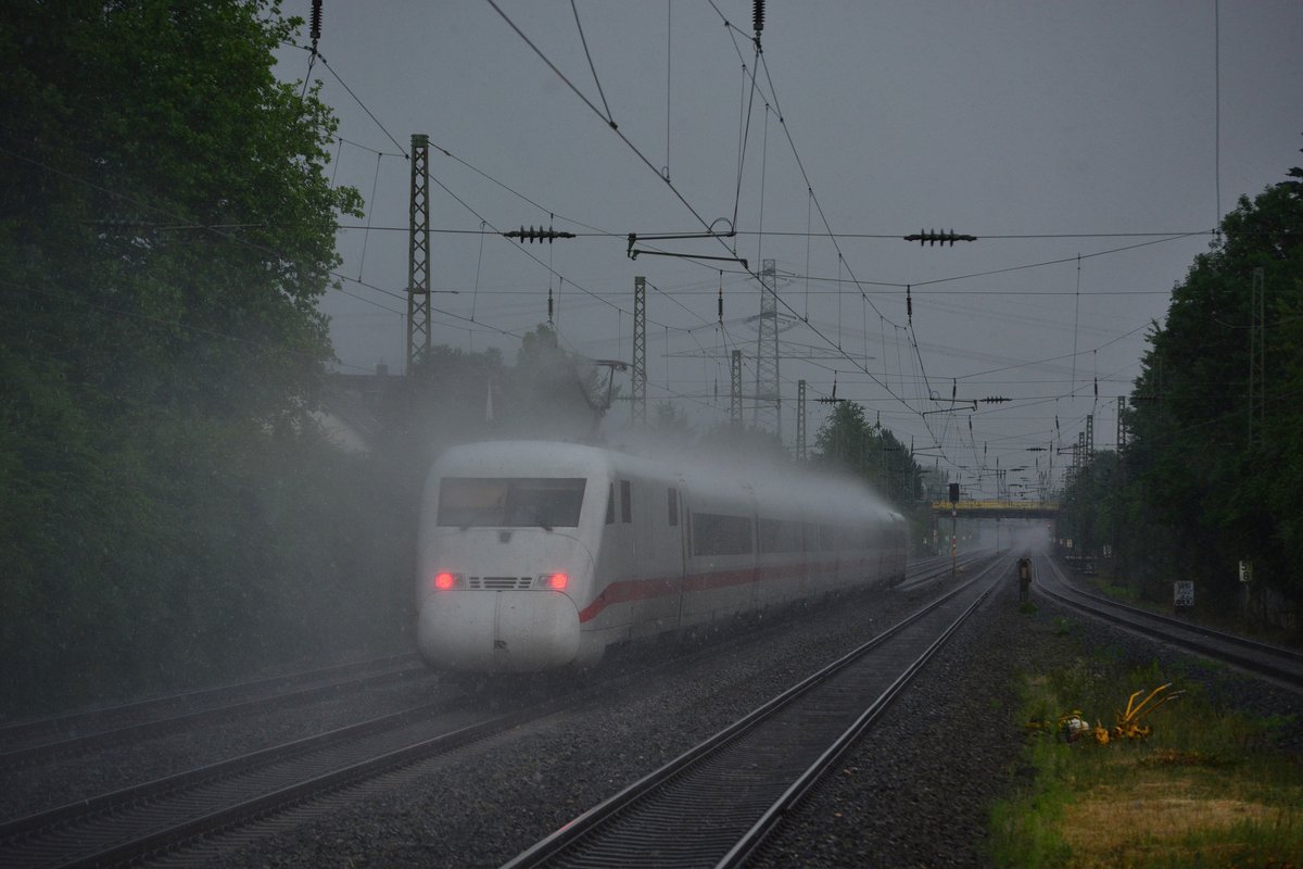 Nachschuss auf einen 402er bei einem starken Regenschauer in Angermund.

Angermund 15.06.2017