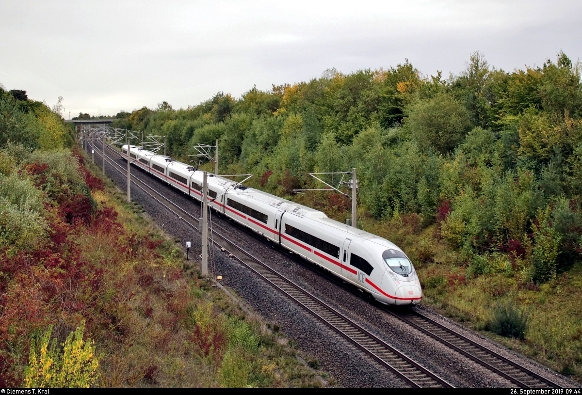 Nachschuss auf einen 407 (Siemens Velaro D) als ICE 9571 (Linie 83) von Paris Est (F) nach Stuttgart Hbf (D), der bei Markgröningen bzw. Schwieberdingen auf der Schnellfahrstrecke Mannheim–Stuttgart (KBS 770) fährt.
Aufgenommen von einer Brücke.
[26.9.2019 | 9:44 Uhr]