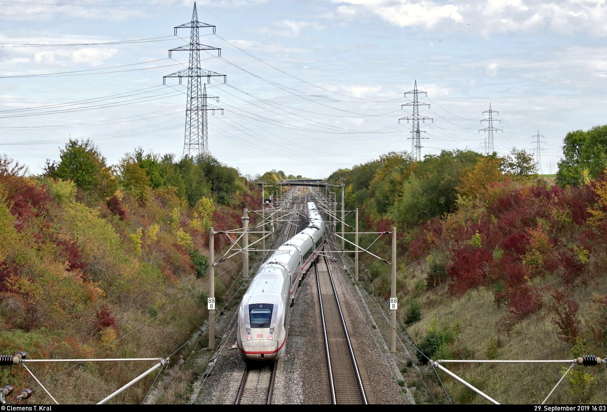 Nachschuss auf einen 412 als ICE 1109 (Linie 42) von Dortmund Hbf nach München Hbf, der in der Überleitstelle (Üst) Markgröningen Glems vom Gegen- zurück auf das Regelgleis der Schnellfahrstrecke Mannheim–Stuttgart (KBS 770) wechselt.
Aufgenommen von einer Brücke.
[29.9.2019 | 16:03 Uhr]