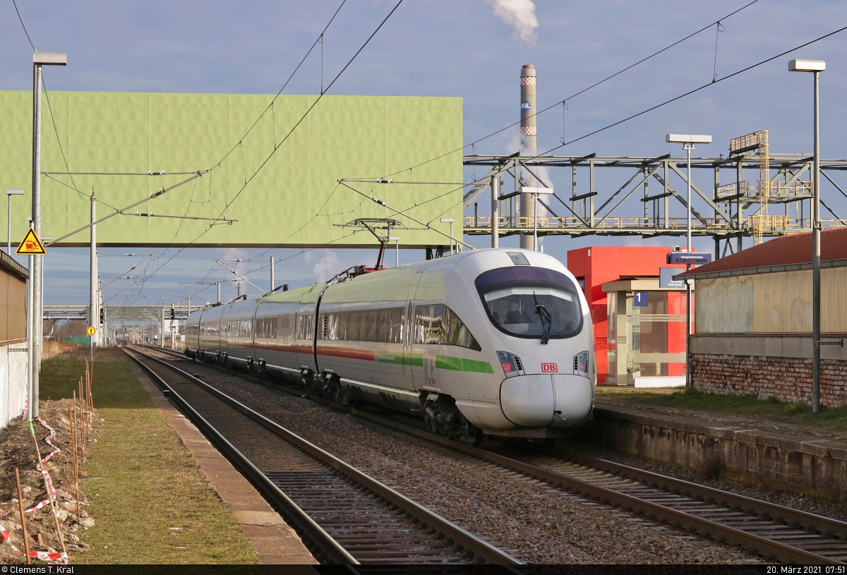 Nachschuss auf einen 415, der als unbekannter Umleiter-ICE den Hp Leuna Werke Süd auf Gleis 1 Richtung Halle-Ammendorf durchfährt.

🧰 DB Fernverkehr
🚩 Bahnstrecke Halle–Bebra (KBS 580)
🕓 20.3.2021 | 7:51 Uhr