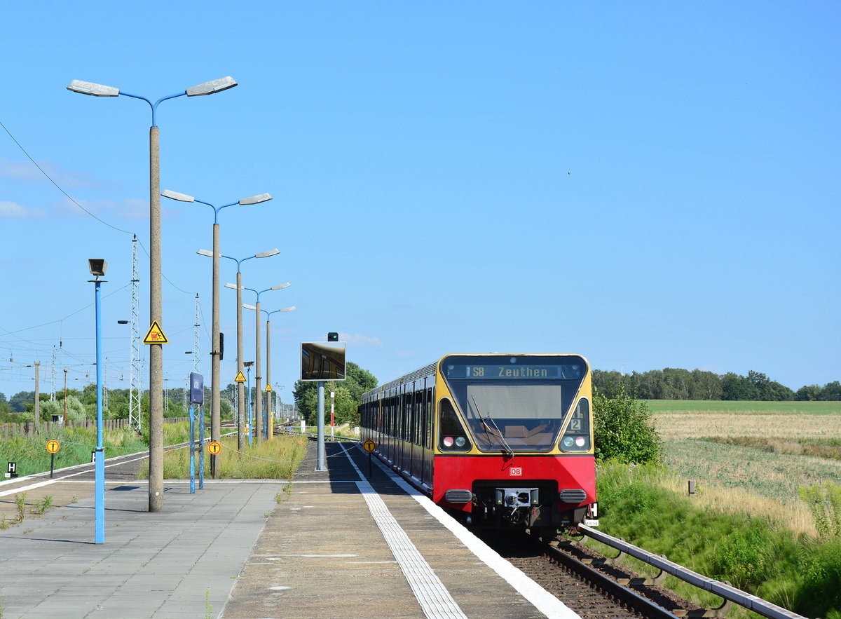 Nachschuss auf einen 480er als S8 nach Zeuthen bei der Ausfahrt in Schönfließ.

Schönfließ 23.07.2018