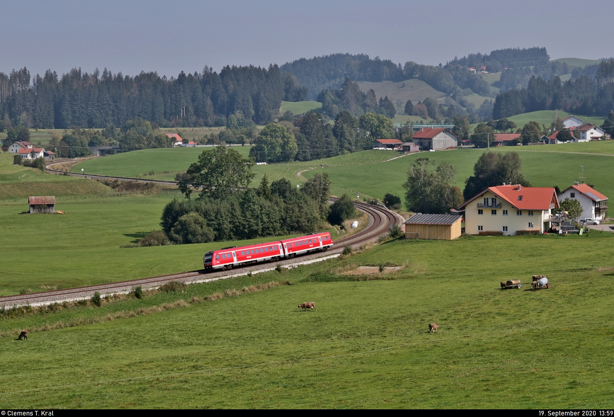 Nachschuss auf einen 612 (Bombardier RegioSwinger) bei Harbatshofen (Stiefenhofen).

🧰 DB Regio Bayern
🚝 RE 3289 Lindau Hbf–Augsburg Hbf
🚩 Bahnstrecke München–Lindau (Allgäubahn (Bayern) | KBS 970)
🕓 19.9.2020 | 13:59 Uhr