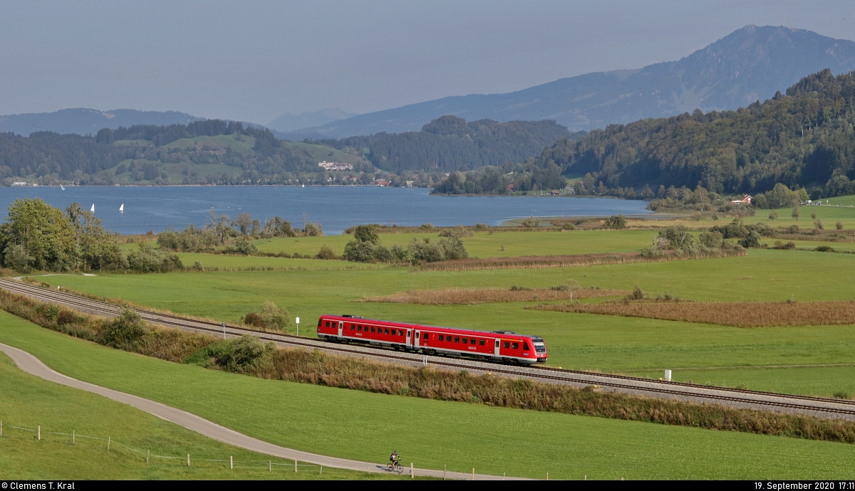 Nachschuss auf einen 612 (Bombardier RegioSwinger) bei Ratholz (Immenstadt im Allgäu).

🧰 DB Regio Bayern
🚝 RE 3990 Lindau Hbf–Ulm Hbf
🚩 Bahnstrecke München–Lindau (Allgäubahn (Bayern) | KBS 970)
🕓 19.9.2020 | 17:11 Uhr