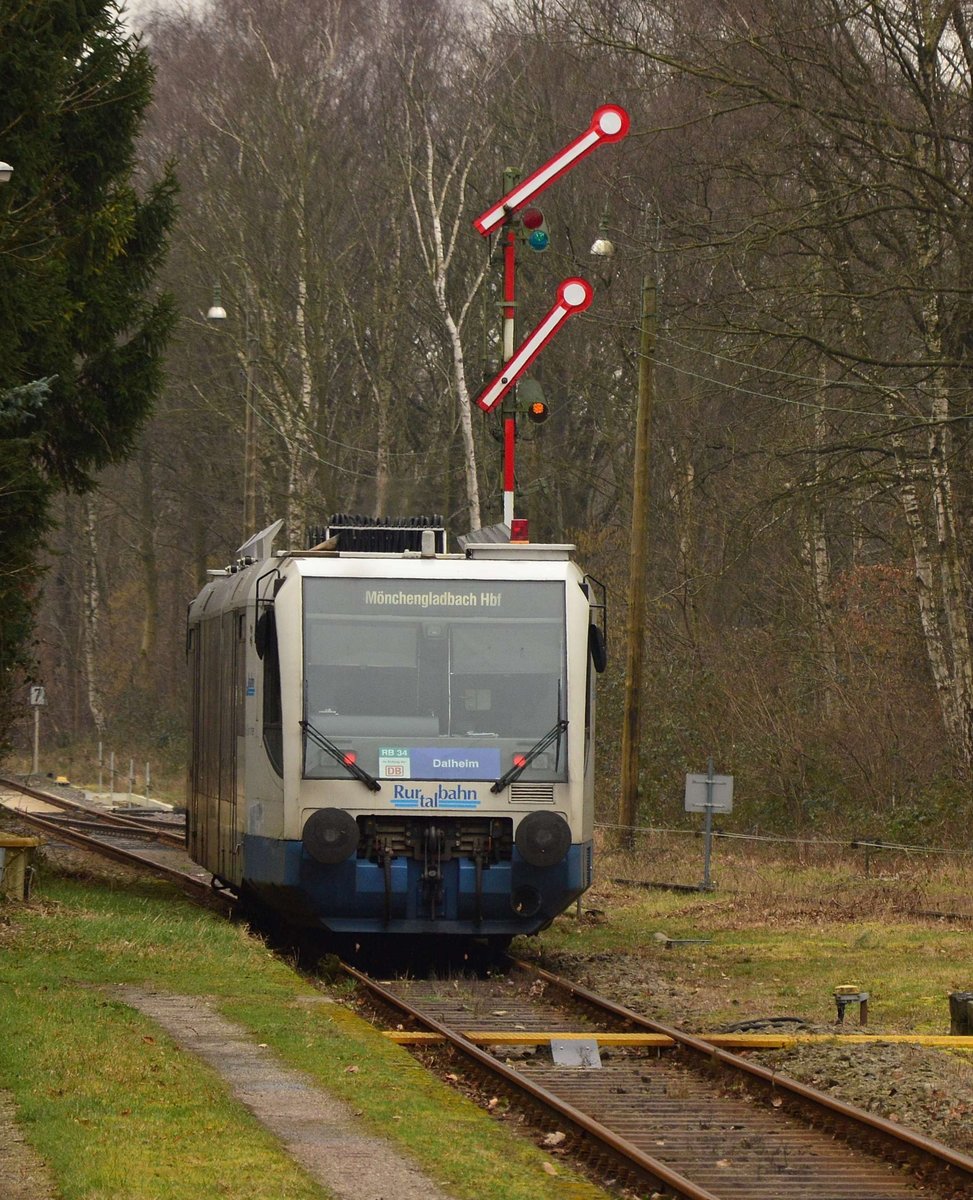 Nachschuß auf einen aus Dalheim ausfahrenden Triebwagen der RTB, der im Auftrag der DB AG als RB 34 nach Mönchengladbach Hbf fährt. 13.2.2016