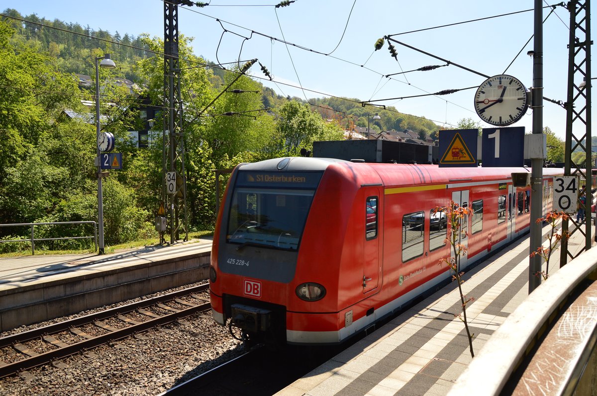 Nachschuß auf einen ausfahrenden Zug in Neckargerach.
Am Zugschluß einer S1 nach Osterburken ist der 425 228-4 zu erkennen.