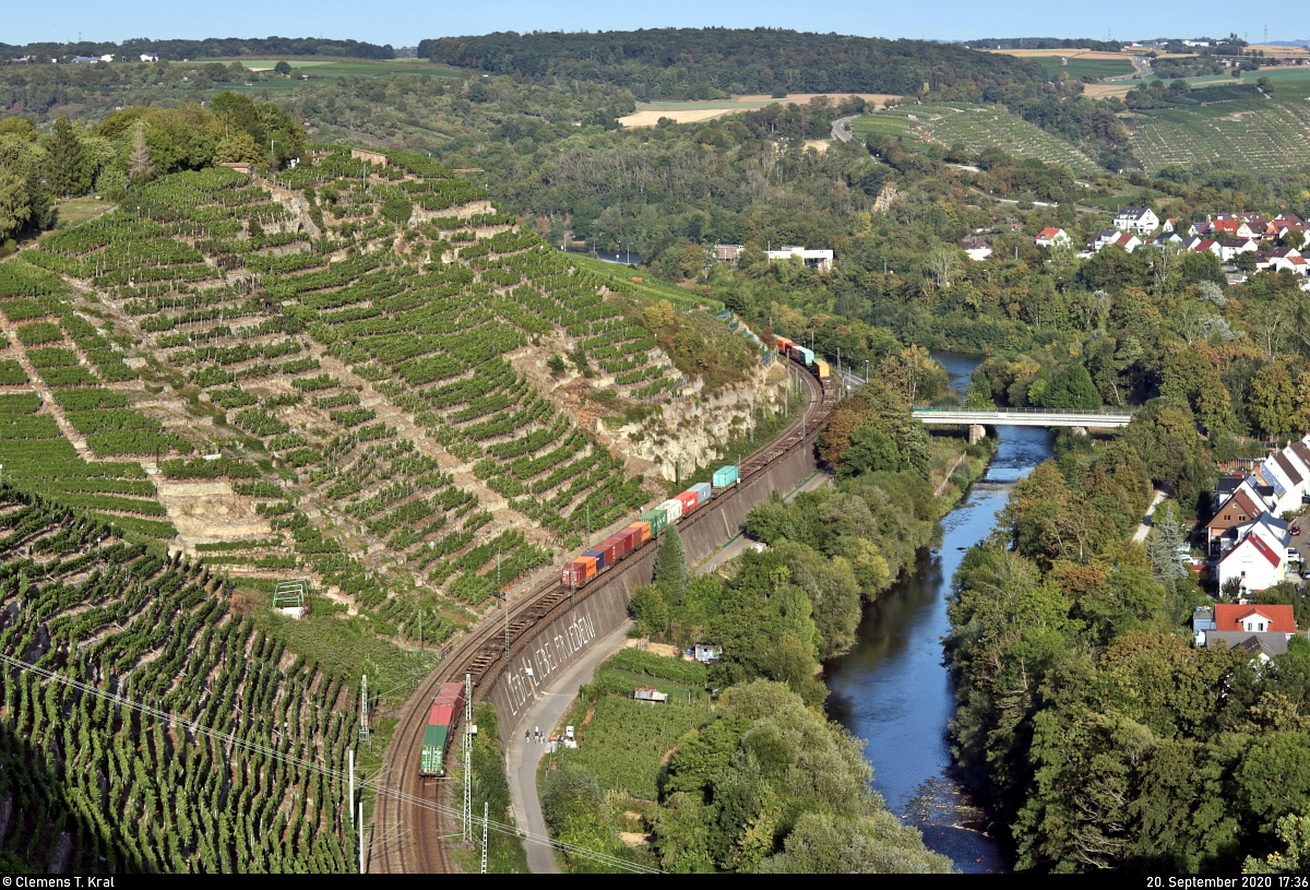 Nachschuss auf einen Containerzug, der sich an den Weinbergen in Besigheim Richtung Heilbronn vorbeischlängelt.

🚩 Bahnstrecke Stuttgart–Würzburg (Frankenbahn | KBS 780)
🕓 20.9.2020 | 17:36 Uhr