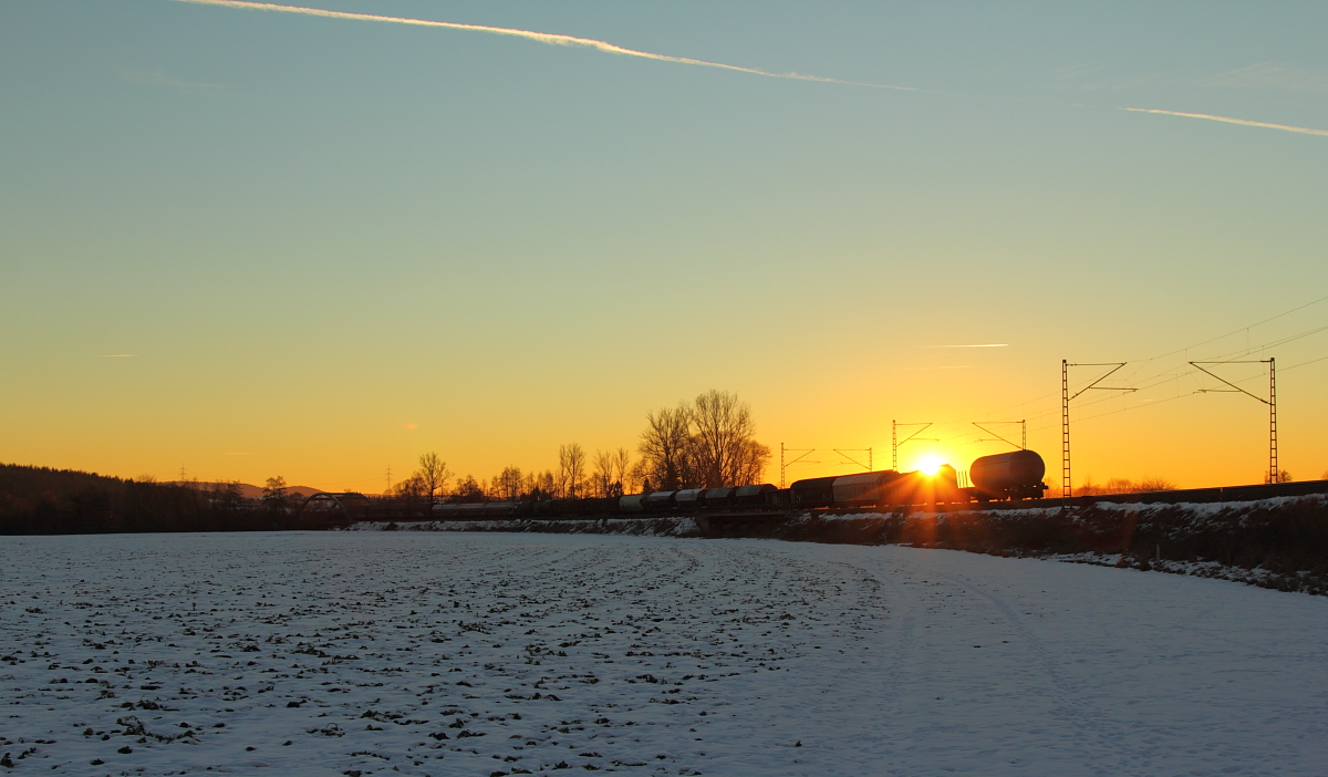 Nachschuß auf einen DB Güterzug während die Sonne untergeht bei Unterlangenstadt am 20.01.2017.