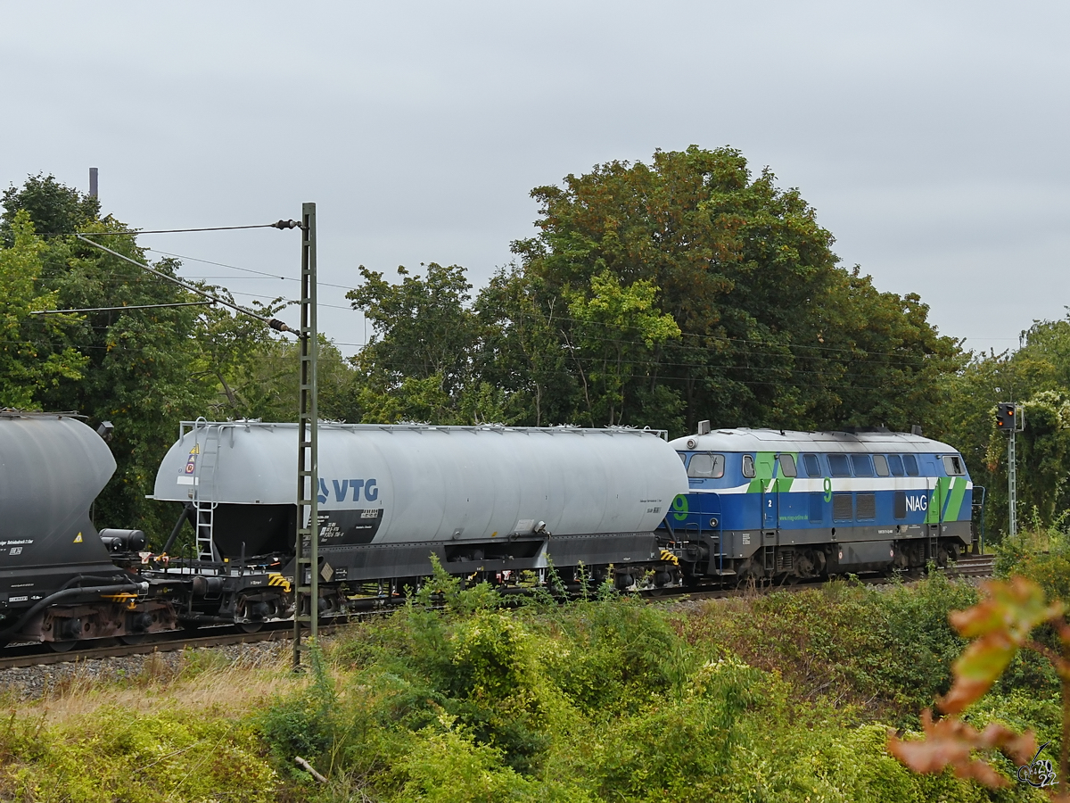 Nachschuss auf einen von der Diesellokomotive NIAG 9 gezogenen Kesselzug. (Rheinhausen, August 2022)