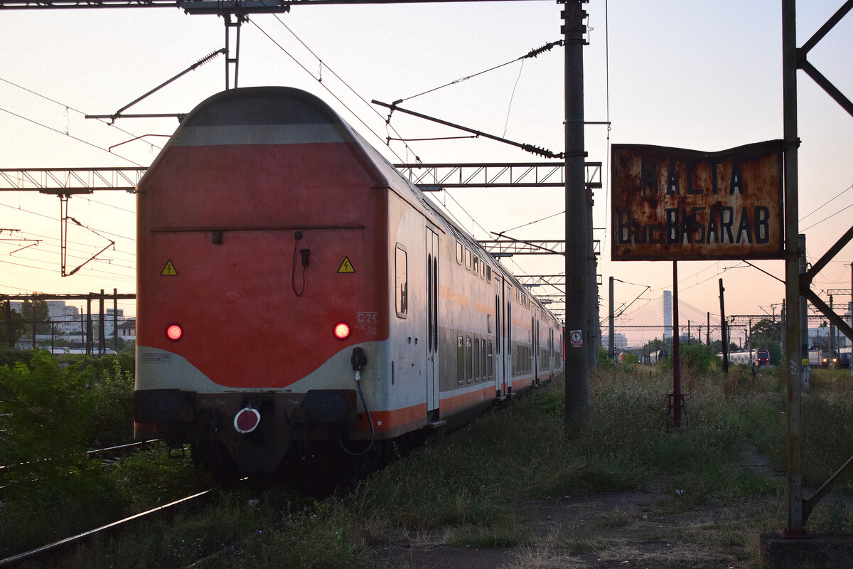 Nachschuss auf einen Dostogliederzug als R 9304 Rosiori Nord - Bucuresti Nord bei der Ausfahrt in Bucuresti Basarab.

Bukarest 08.09.2025