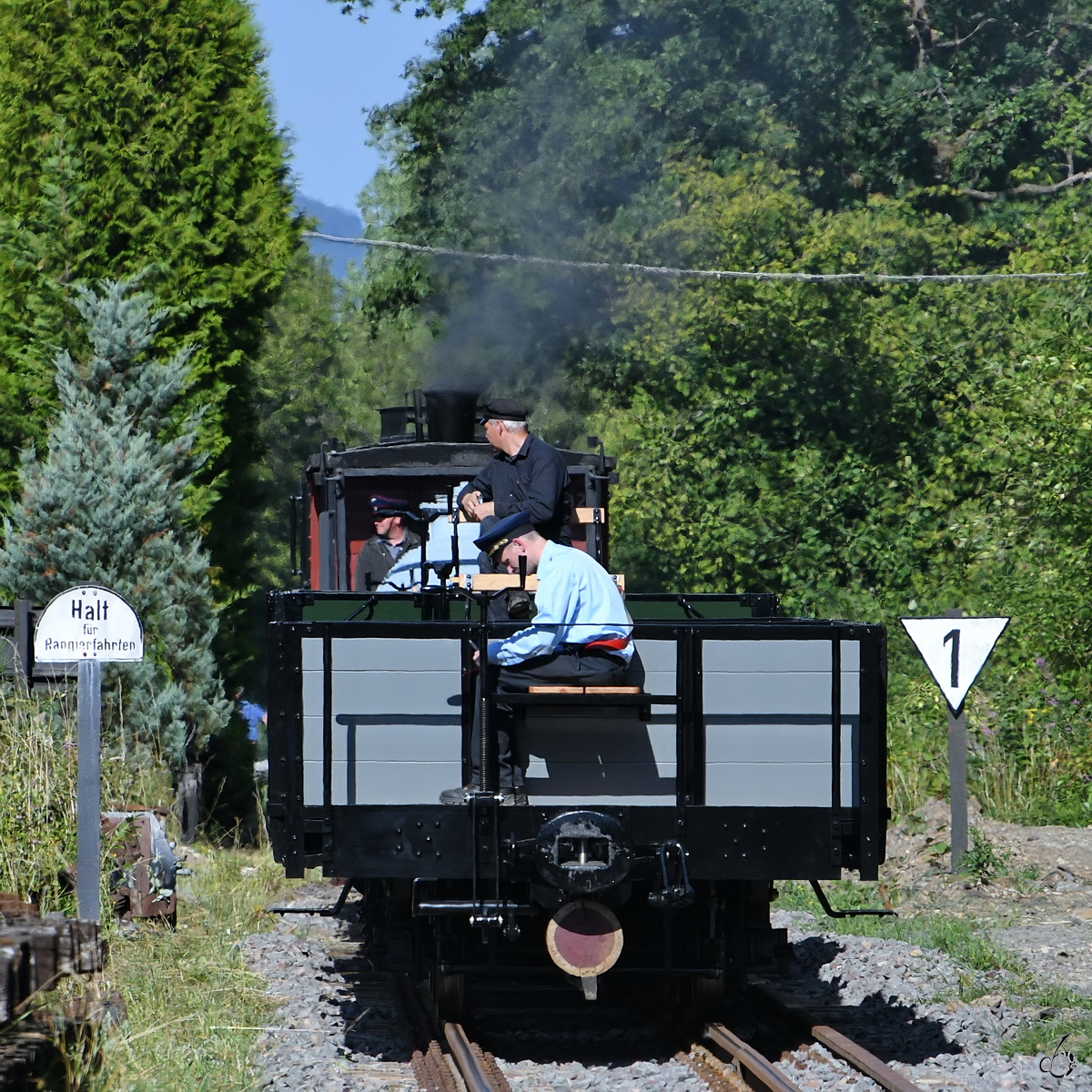 Nachschuss auf einen Ende Juli 2022 vom Bahnhof Hüinghausen abfahrenden Güterzug.