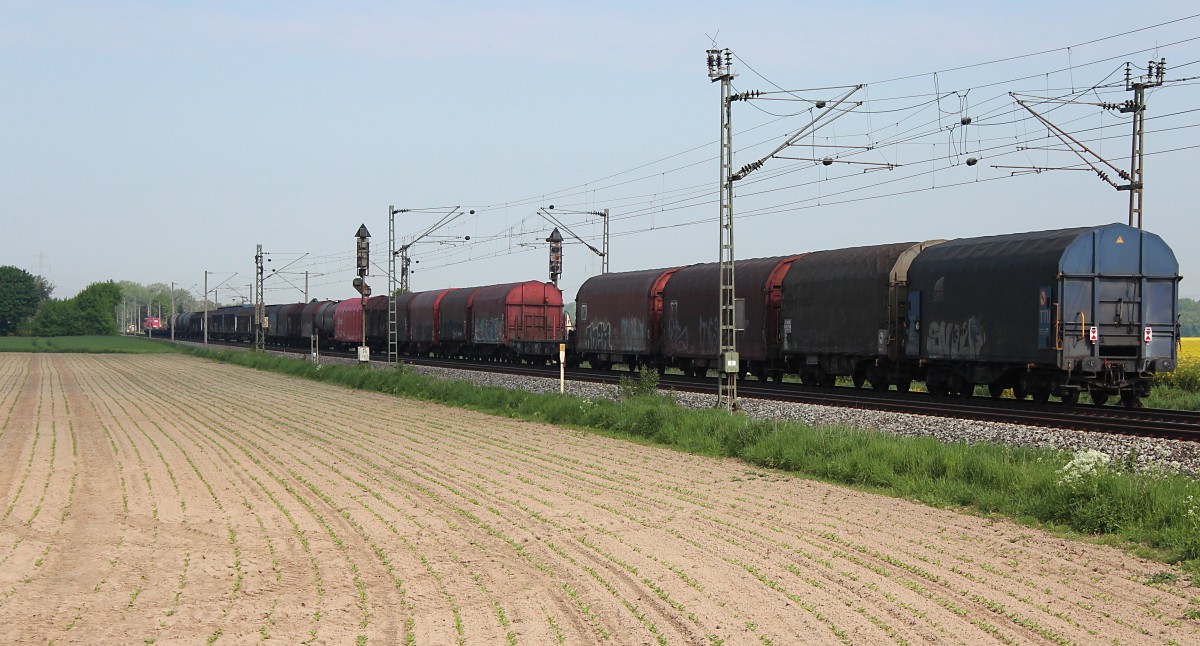 Nachschuß auf einen gemischten Güterzug den am 29.04.2014 die 140 585-1 gezogen hat. Das Bild wurde am km 45,2 zwischen Peine und Vechelde nahe der Ortschaft Sierße gemacht, Fahrtrichtung Hannover. 
