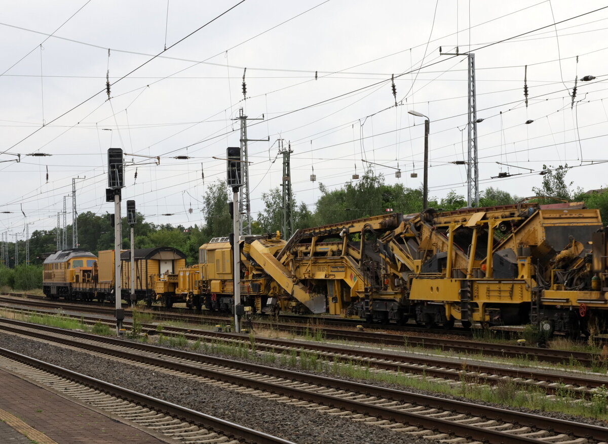 Nachschuß auf einen Gleisbauzug, in Elsterwerda einlaufend. 28.07.2021 14:43 Uhr.
