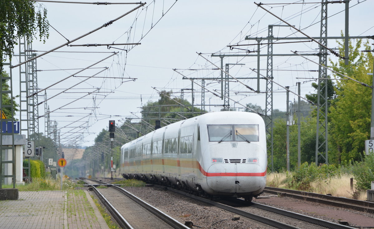 Nachschuss auf einen ICE2 in Wefensleben in Richtung Magdeburg.

Wefensleben 18.07.2016