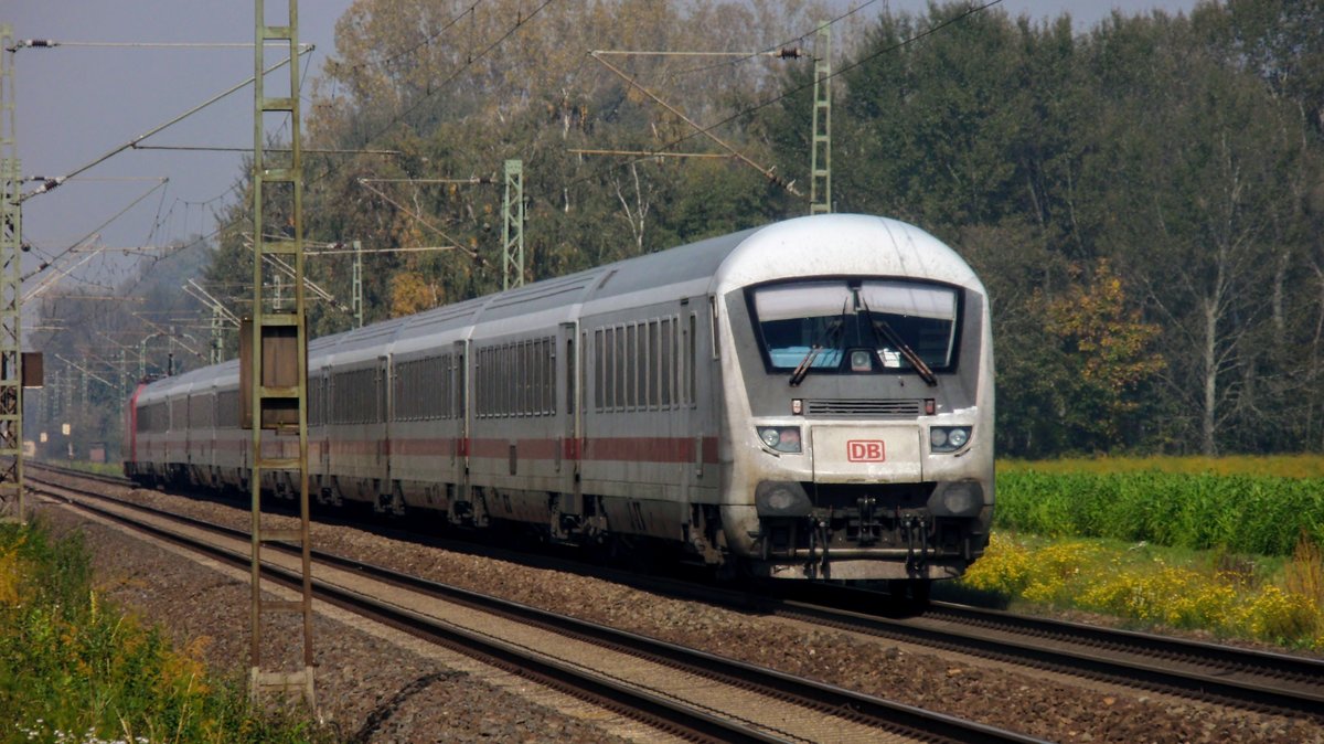 Nachschuss auf einen InterCity der über die Riedbahn (KBS 655) umgeleitet wurde. Gezogen wurde er von 120 123. Aufgenommen am 15.10.17 bei Lampertheim.