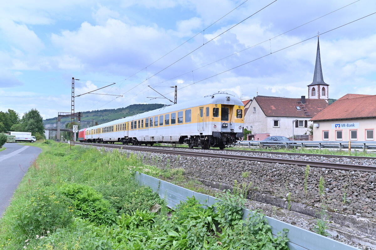 Nachschuß auf einen Messzug der aus drei Wagons bestand und von der 101 086 gezogen wurde . Hier ist der Zug in Thüngersheim gen Karlstadt fahrend am 31.8.2021