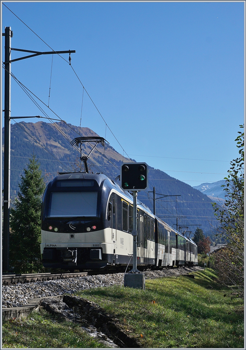 Nachschuss auf einen MOB Alpina Regionalzug mit dem Be 4/4 9202 an der Spitze, Zwischenwagen und dem ABe 4/4 9302 am Schluss zwischen Saanen und Gstaad.
10. Okt. 2017