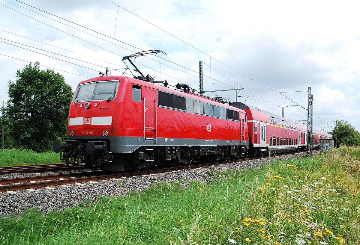 Nachschuß auf einen nach Dortmund fahrenden RE4, die passenden Schub leistet hier die 111 101-2. Kleinenbroich den 30.7.2016