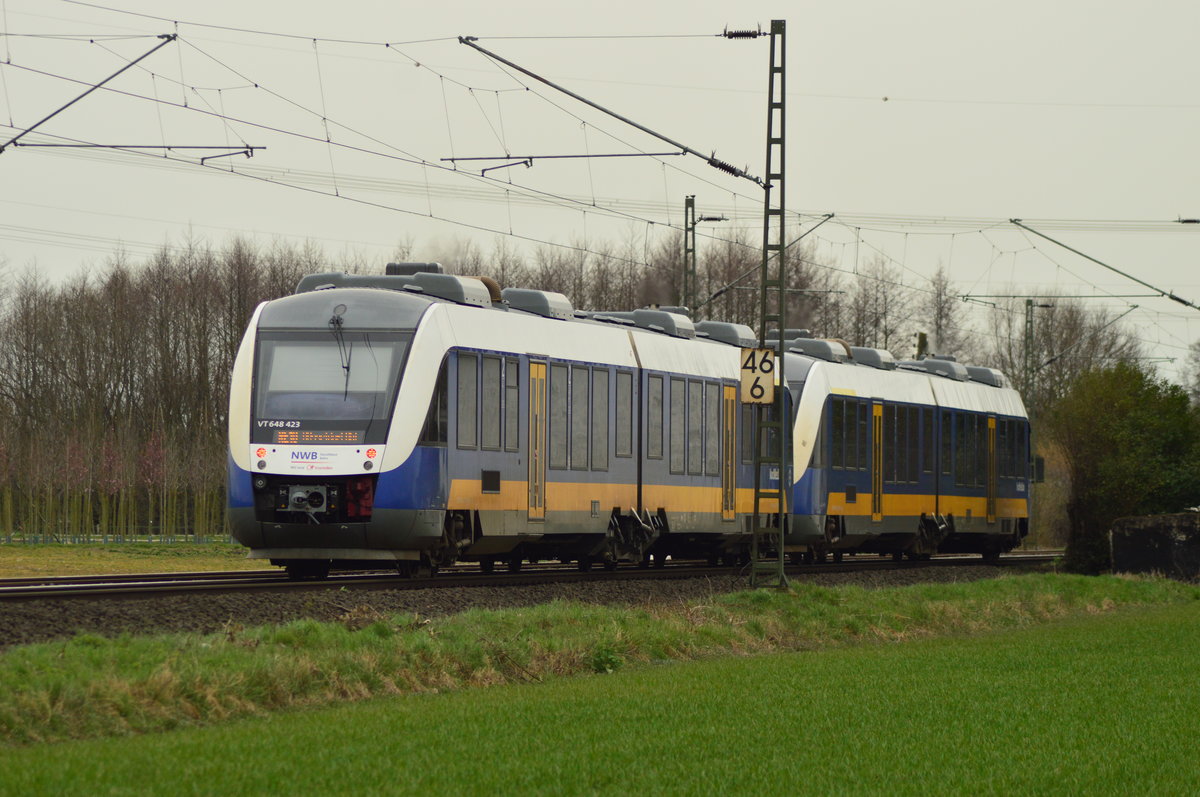Nachschuß auf einen nach Düsseldorf Hbf fahrenden RE 10 am 31.3.2016 bei Bösinghoven.
