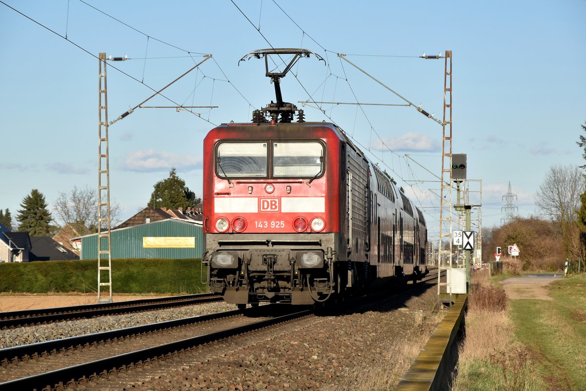 Nachschuß auf einen nach Koblenz fahrenden RB 27 der von der 143 925 geschoben wird.
Der Zug ist hier in Gubberath gen Grevenbroich fahrend am 20.3.2018 abgelichtet.