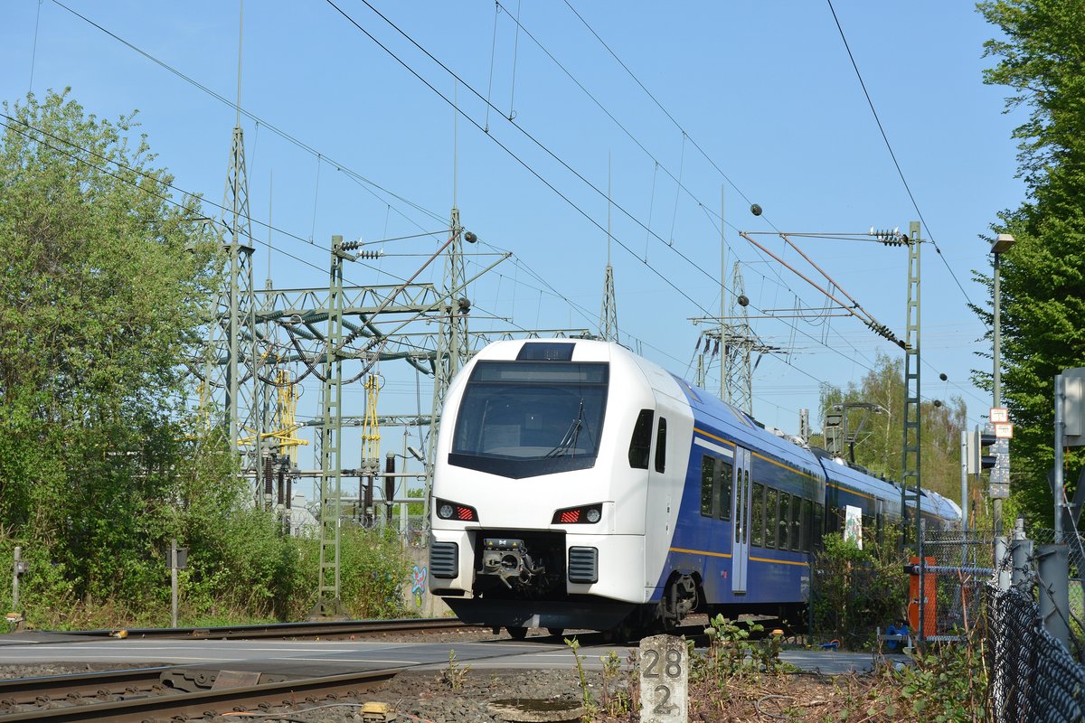 Nachschuss auf einen neuen 3 teiligen Flirt 3. Er fährt in den Niederlanden als 94 84 4 040 551-2 NL-AN und ist wohl für Arriva Niederlande bestellt. Hier fährt er durch Düsseldorf Eller gen Rath.

Düsseldorf 20.04.2018