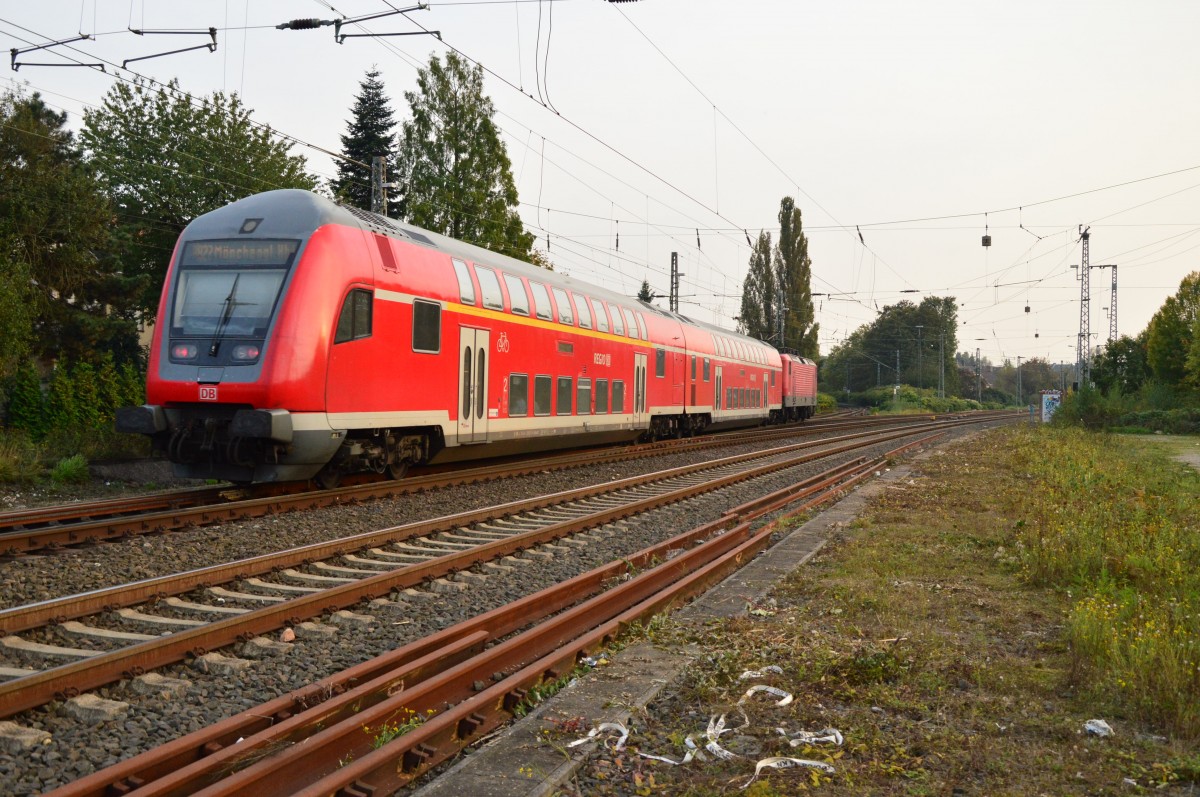 Nachschuß auf einen nur zweiteiligen RB 27 Zug nach Koblenz der gerade Rheydt Hbf verlässt. 2.10.2014