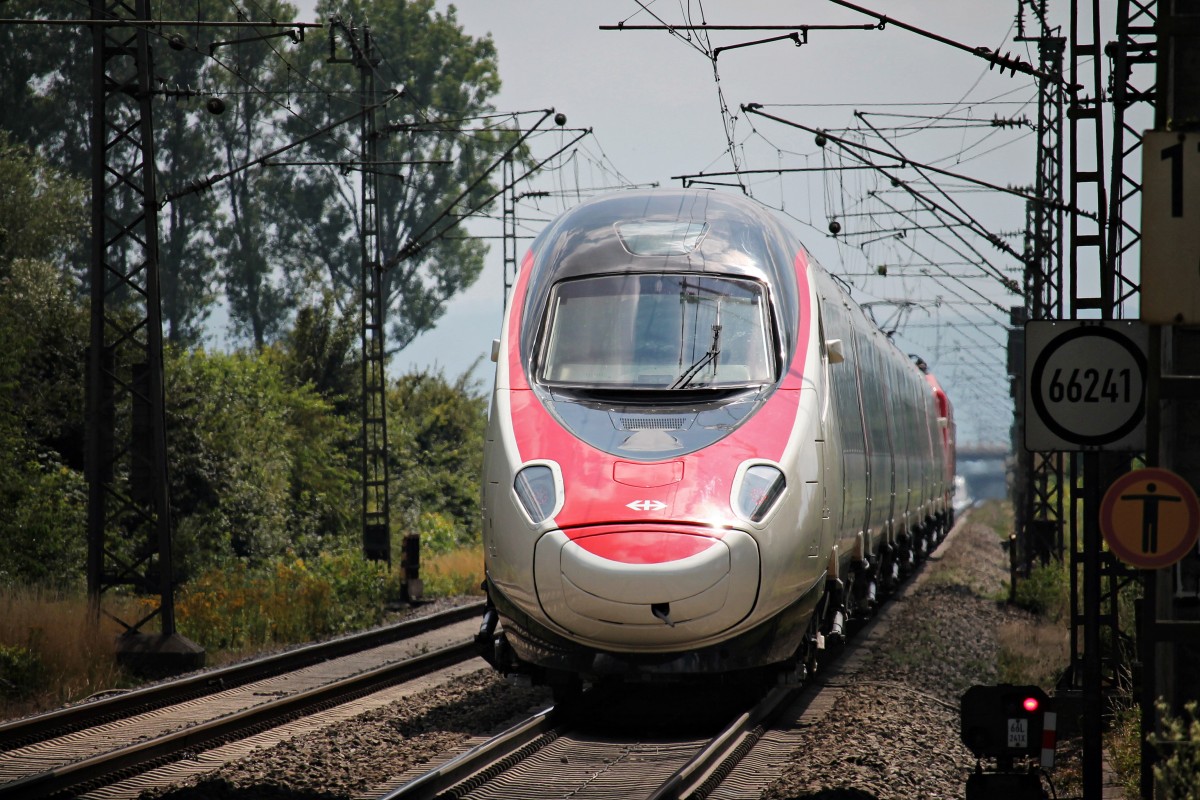 Nachschuss auf einen RABe 503 der neusten Bauserie am 11.07.2014, als dieser mit 120 501-2 durch den Bahnhof von Orschweier gen Süden durchgefahren ist.