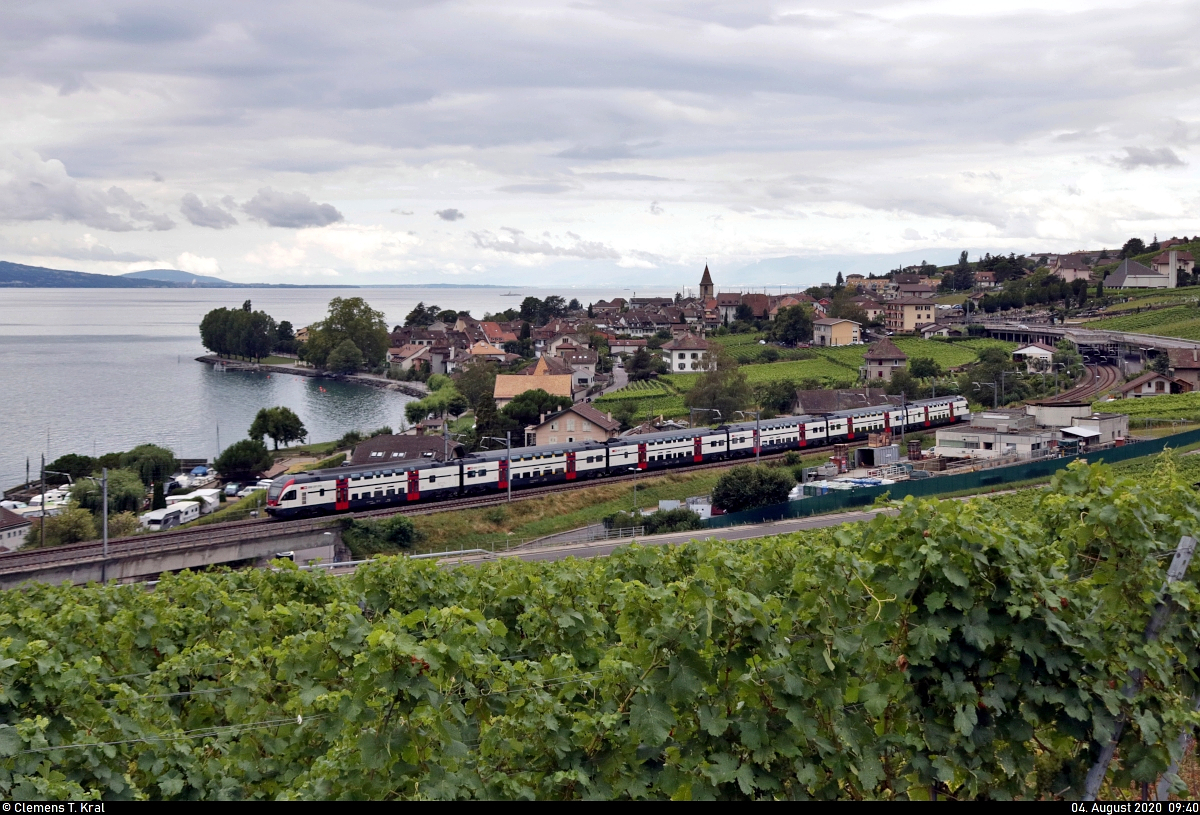Nachschuss auf einen RABe 511 (Stadler KISS) zwischen Epesses (CH) und Cully VD (CH) am Genfersee (Lac Léman).

🧰 Léman Express (LEX | SBB | SNCF)
🚝 RE 18426 St-Maurice (CH)–Genève (CH), weiter als S L2 Genève (CH)–Chêne-Bourg (CH), weiter als SCF23420 Chêne-Bourg (CH)–Annemasse (F)
🚩 Bahnstrecke Vallorbe–Domodossola (Simplonstrecke | 100/200)
🕓 4.8.2020 | 9:40 Uhr