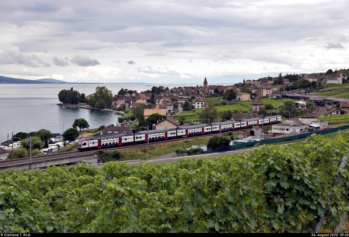 Nachschuss auf einen RABe 511 (Stadler KISS) zwischen Epesses (CH) und Cully VD (CH) am Genfersee (Lac Léman).

🧰 Léman Express (LEX | SBB | SNCF)
🚝 RE 18426 St-Maurice (CH)–Genève (CH), weiter als S L2 Genève (CH)–Chêne-Bourg (CH), weiter als SCF23420 Chêne-Bourg (CH)–Annemasse (F)
🚩 Bahnstrecke Vallorbe–Domodossola (Simplonstrecke | 100/200)
🕓 4.8.2020 | 9:40 Uhr