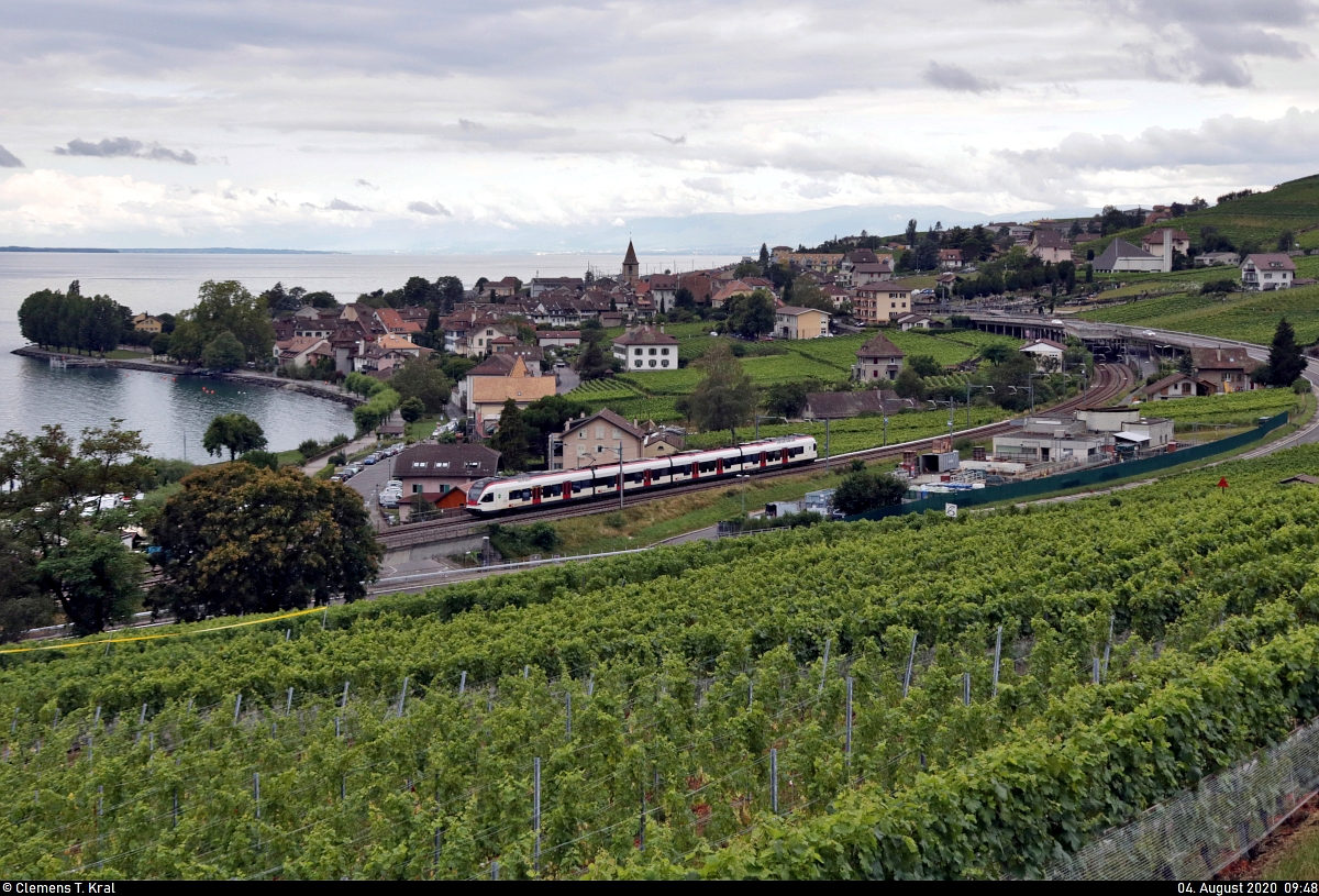 Nachschuss auf einen RABe 523 (Stadler FLIRT) zwischen Epesses (CH) und Cully VD (CH) am Genfersee (Lac Léman).

🧰 Réseau Express Régional Vaudois (RER Vaud | SBB)
🚝 S2 Villeneuve (CH)–Vallorbe (CH)
🚩 Bahnstrecke Vallorbe–Domodossola (Simplonstrecke | 100/200)
🕓 4.8.2020 | 9:48 Uhr