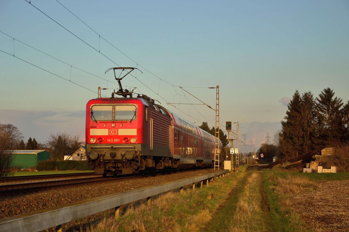 Nachschuß auf einen RB 27 nach Koblenz, geschoben wird der Zug von der 143 661 am Mittwoch den 24.2.2016