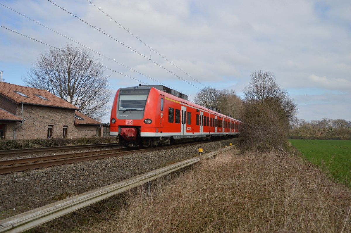 Nachschuß auf einen RB33 an dessen Ende der 425 082-5 hängt. Der gleich in Lindern flügelt und nach Heinsberg fährt. 22.3.2015