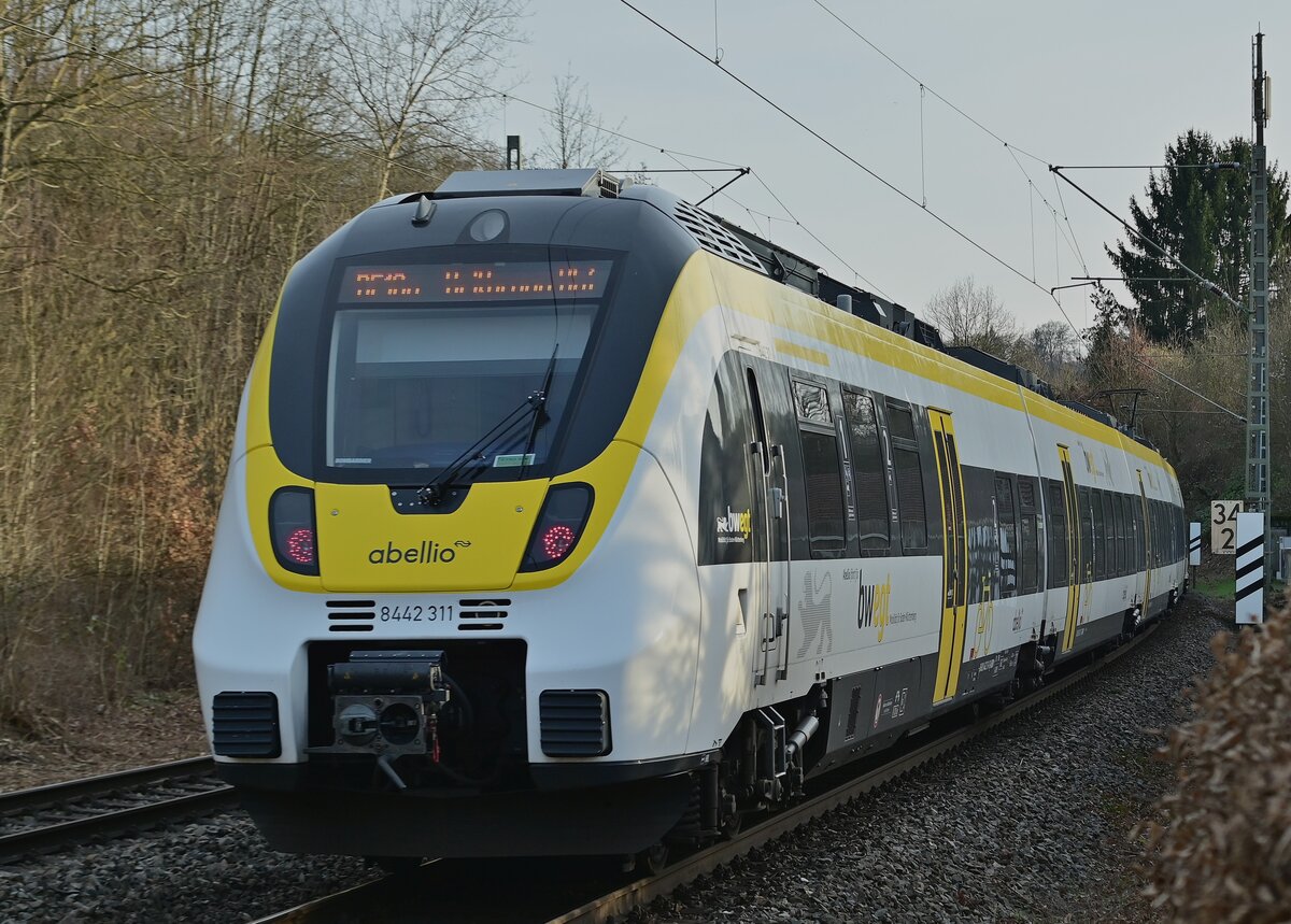 Nachschuß auf einen RE10a an dessen Ende der 8442 311 läuft in Neckargerach am Bauhof. 11.2.2022