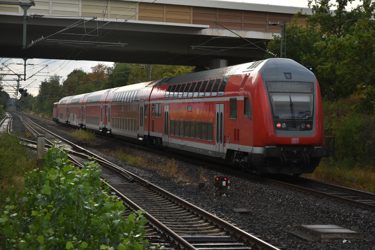 Nachschuß auf einen RE4 der nach Erkelenz unterwegs, hier gerade Korschenbroich durchfahren hat. Endlich mal wieder ein Regenbild.....das  sch...   Sonnenblau geht einem ja auch langsam auf den Sack. 9.8.2018