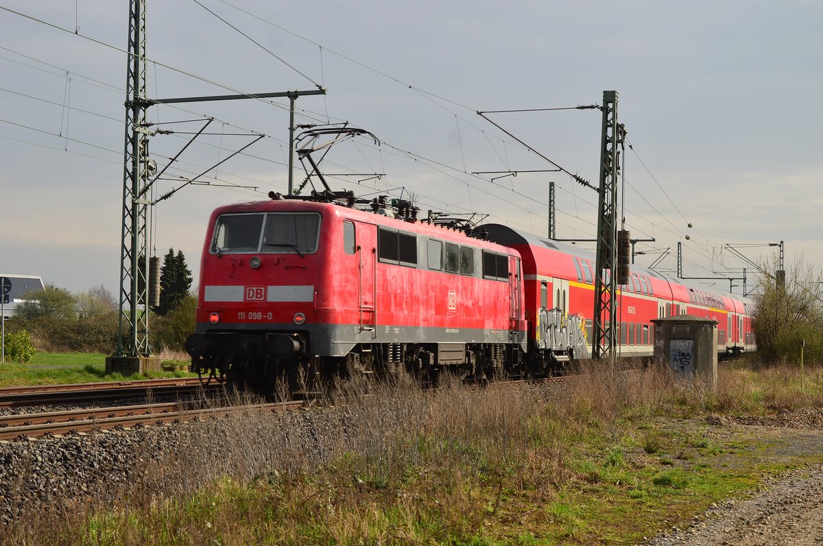 Nachschuß auf einen RE4 nach Dortmund in Kleinenbroich. 3.4.2016