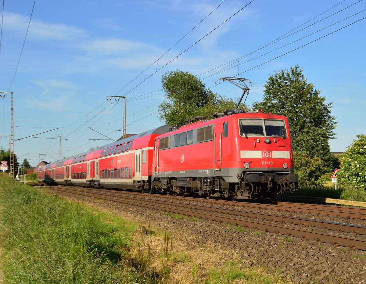 Nachschuß auf einen RE4 Zug nach Dortmund der hier bei Wickrath von der 111 149 geschoben wird. 6.6.2014 ( vor genau 70 Jahren fand die Landung der Allierten zur Befreiung Europas statt )