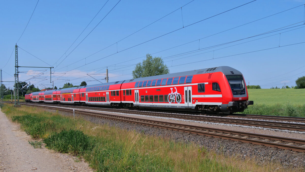 Nachschuss auf einen RE5 Berlin-Südkreuz - Rostock Hbf kurz vor der Durchfahrt durch Kavelstorf. Wegen Bauarbeiten zwischen Rostock und Schwaan wurden die Züge über Plaaz umgeleitet und hielten nicht in Güstrow.
Aufgenommen im Juni 2023.
