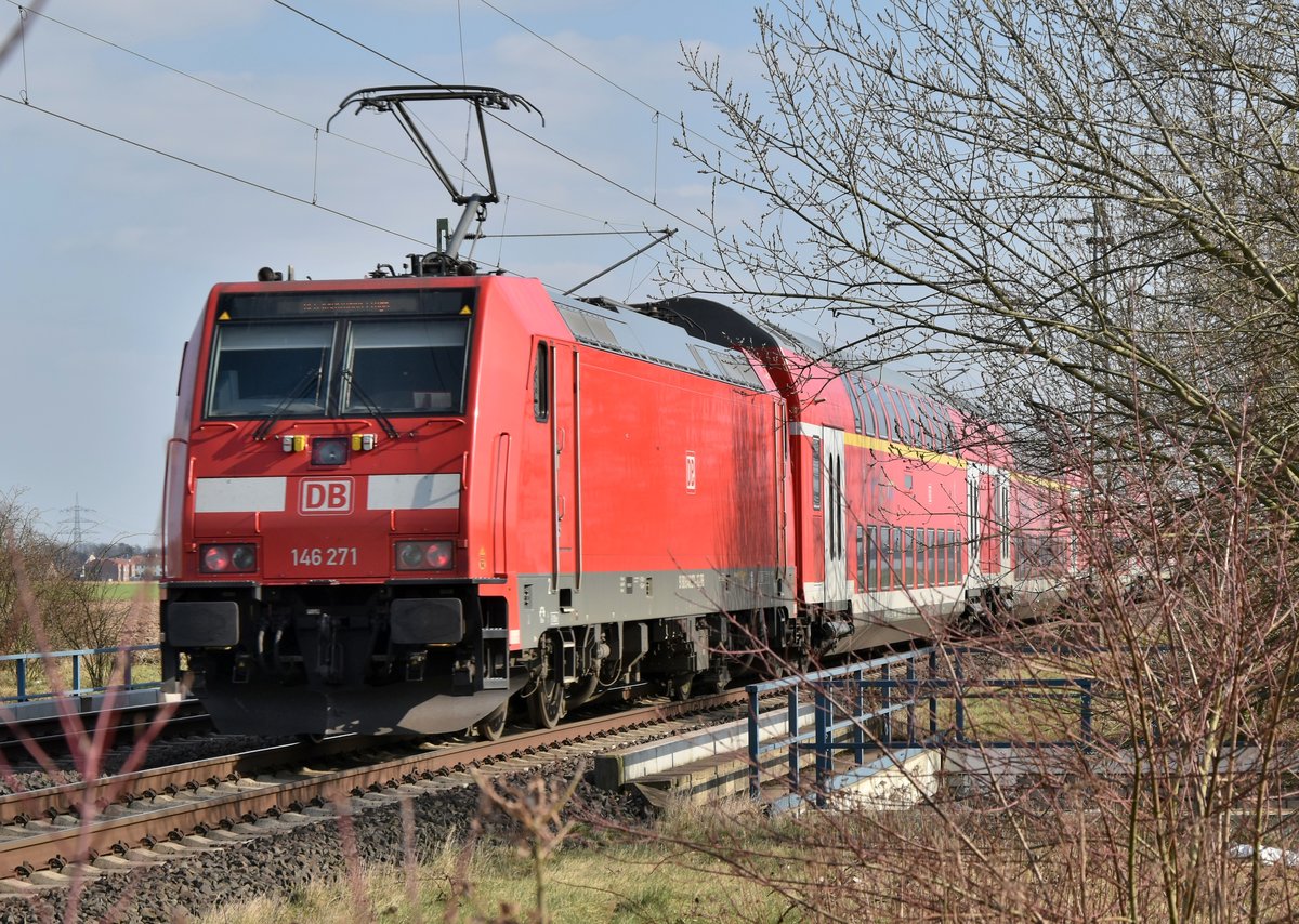Nachschuß auf einen RE6 nach Flughafen Köln/Bonn auf der Kbs 495 zwischen Allerheiligen und Nievenheim. Heute Nachmittag.